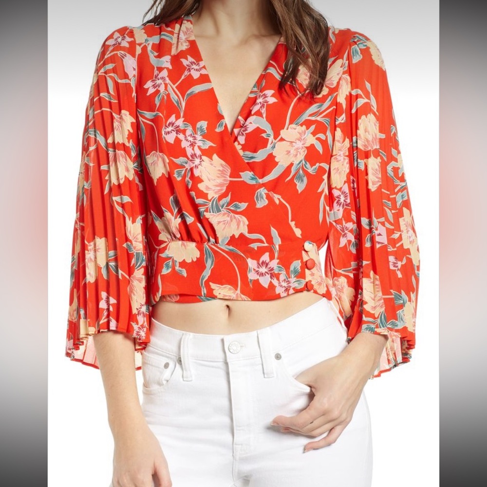 ASTR the label Pleated Sleeve Floral Wrap Top size Large Kimono Sleeve in Red